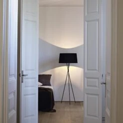 Santa & Cole Tripod G5 Floor Lamp Natural -Teddyssmith shop 03 tripodeg5 ambiente sr 10 p