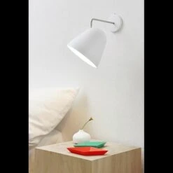 NYTA Tilt Wall Lamp Matt White -Teddyssmith shop NYTA Vaeg Hvid Stemning p