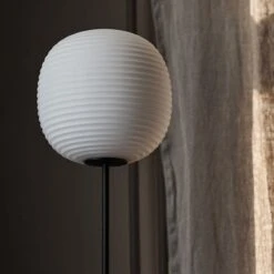 NEW WORKS Lantern Floor Lamp With Black Stem & Frosted White Opal Glas -Teddyssmith shop Newworks Lantern Miljo2 min p