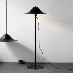 Pholc HANS Floor Lamp Black -Teddyssmith shop Pholc Hans Floorlamp Sort Miljoe1 p