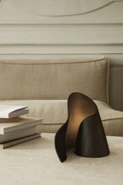 Ferm Living Oyster Table Lamp Black -Teddyssmith shop fermliving aw21 oystertablelamp image p