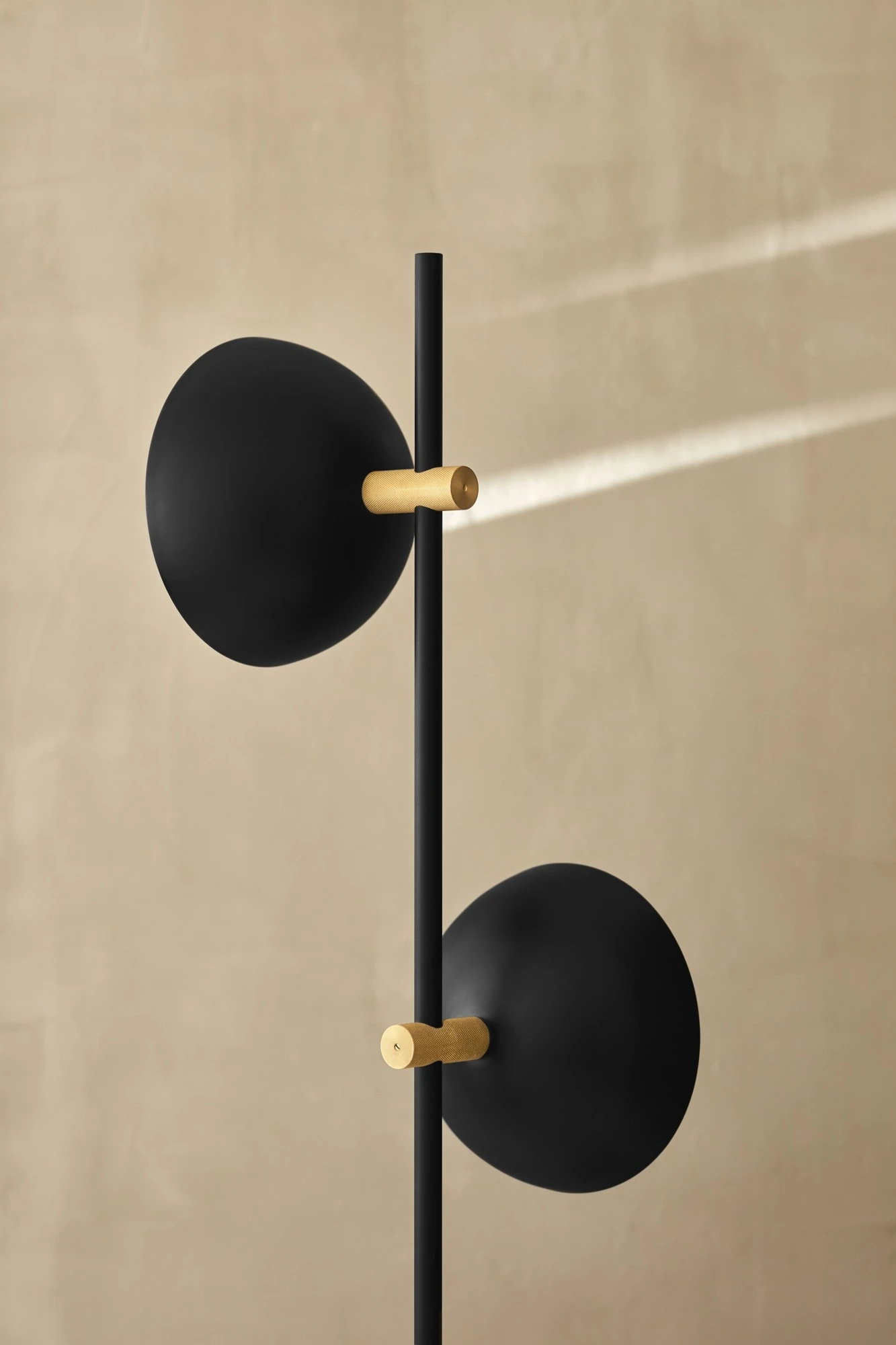 Handvärk Studio Floor Lamp Black & Brass 6 Handvärk Studio Floor Lamp Black & Brass - Image 4