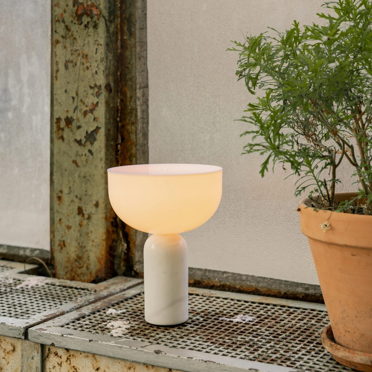 New Works Kizu Table Lamp Portable White Marble 6 New Works Kizu Table Lamp Portable White Marble - Image 4