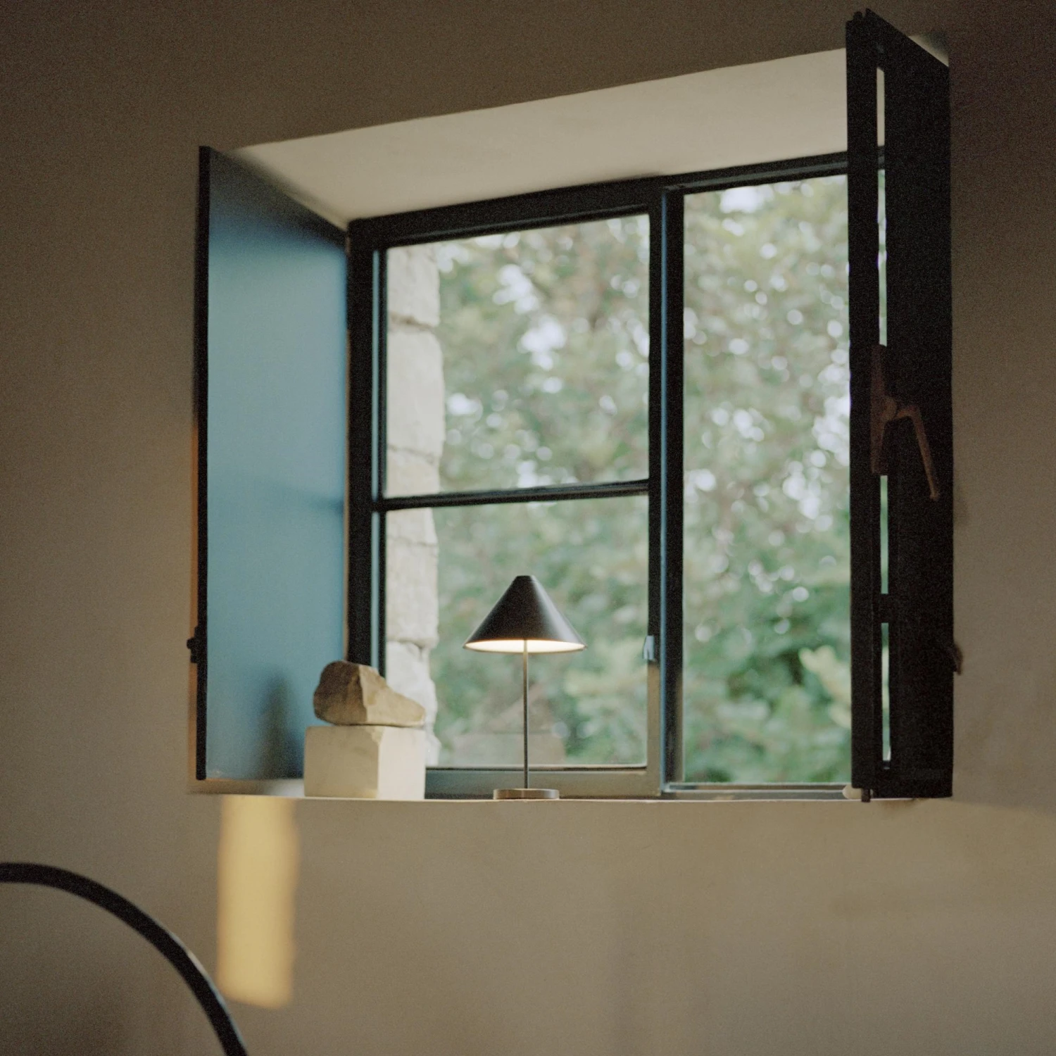 New Works Brolly Portable Lamp Black 8 New Works Brolly Portable Lamp Black - Image 6