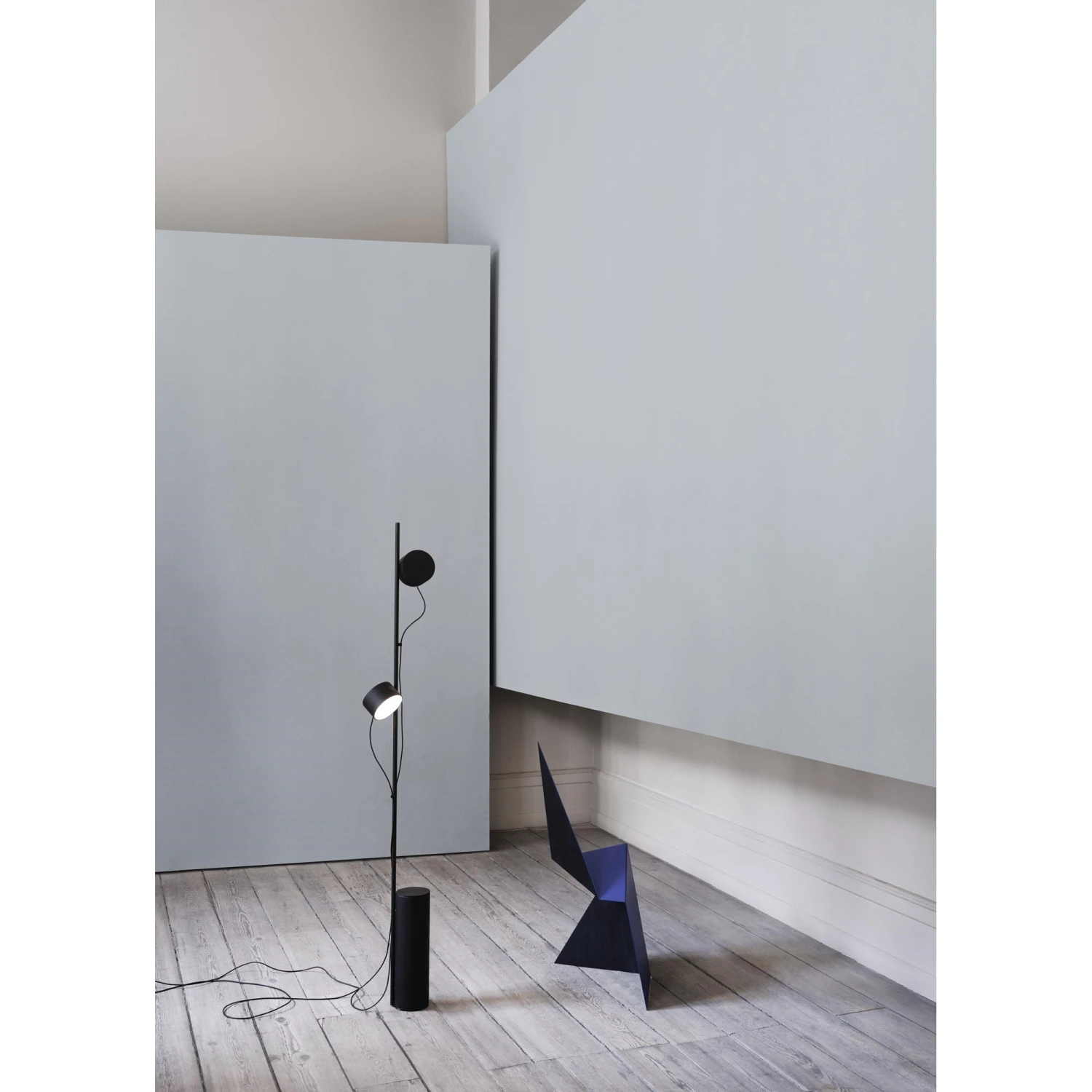 Muuto Post Floor Lamp Black 5 Muuto Post Floor Lamp Black - Image 3